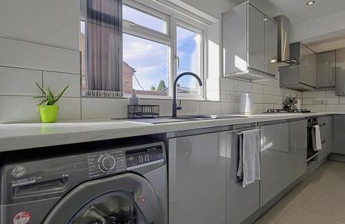 Long Eaton House | Comfortable 3-Bed Home - Driveway Parking