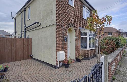 Long Eaton House | Comfortable 3-Bed Home - Driveway Parking