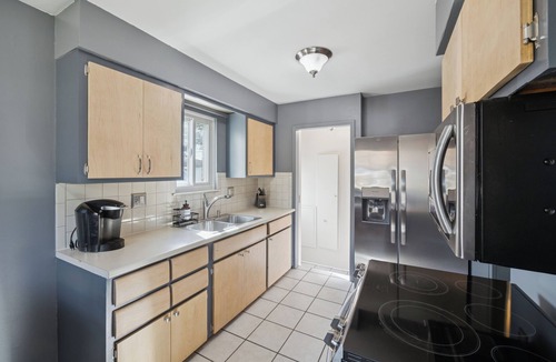 Warren House | Comfortable 3-Bed Home with Garage & Yard - Flexible Monthly Stays