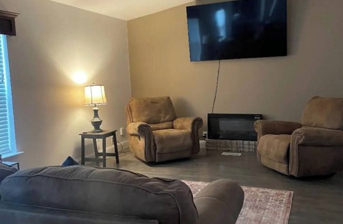 Green River House | Comfortable 3-bedroom family friendly home with WiFi, AC in Green River.