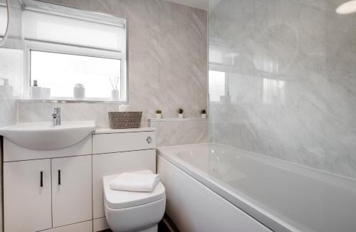 Coalville Apartment | Comfortable 3 Bedroom Gem with 2 Bathrooms Perfect for Groups