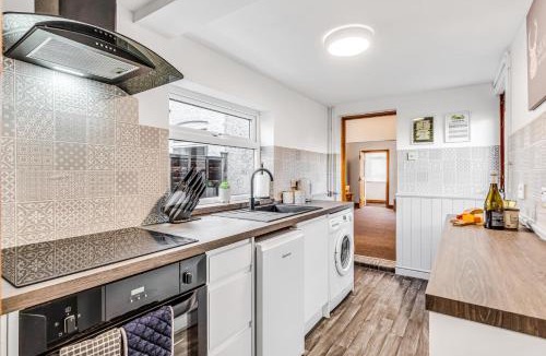 Coalville Apartment | Comfortable 3 Bedroom Gem with 2 Bathrooms Perfect for Groups