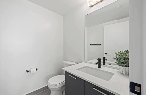 Harwood Hotel | Comfortable 3 Bedroom Hotel Suite with AC in Toronto