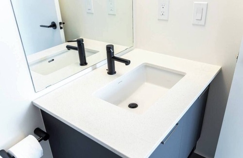 Harwood Hotel | Comfortable 3 Bedroom Hotel Suite with AC in Toronto