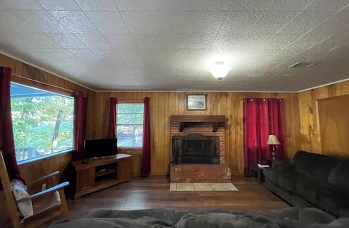 Zwolle Cabin | Comfortable 3-Bedroom Retreat with Fireplace, Full Kitchen & Outdoor Firepit