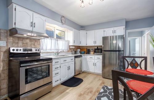 Guelph House | Comfortable 3 bedroom unit on a quiet street,close to downtown