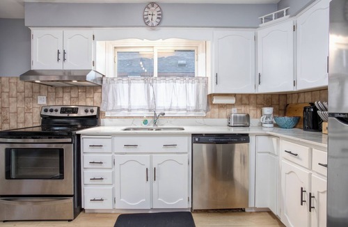 Guelph House | Comfortable 3 bedroom unit on a quiet street,close to downtown
