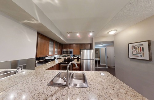 Downtown Toronto Apartment | Comfortable 3-BR Condo in DT Toronto