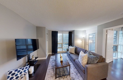 Downtown Toronto Apartment | Comfortable 3-BR Condo in DT Toronto