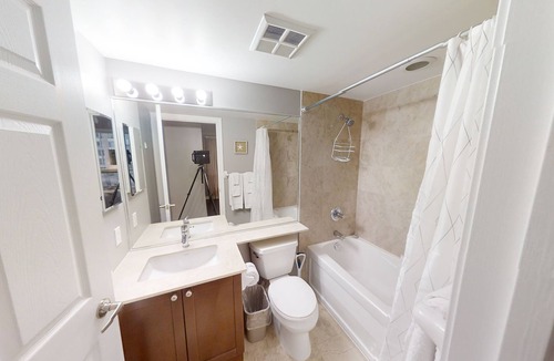 Downtown Toronto Apartment | Comfortable 3-BR Condo in DT Toronto