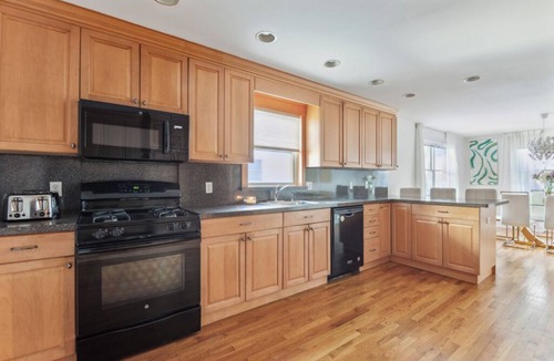 White Plains House | Comfortable 3BR Home/4 Queen Beds/Free Parking/Perfect for Groups