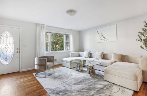 White Plains House | Comfortable 3BR Home/4 Queen Beds/Free Parking/Perfect for Groups