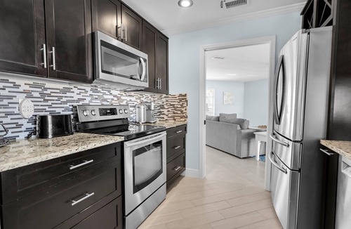 Caloosahatchee House | Comfortable 3BR Home w/Solar Heated Pool & Large Screened Lanai