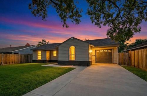 Houston House | Comfortable 3BR Home with Backyard for BBQs