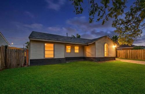 Houston House | Comfortable 3BR Home with Backyard for BBQs