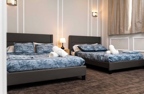 The Peanut Hotel | Comfortable 4 Bed Family Suite Near Parks
