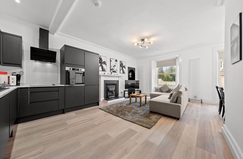 Hawick Apartment | Comfortable 4 Bedroom Apartment - Hawick