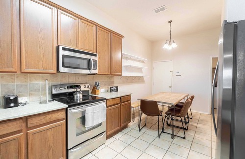 Denton House | Comfortable 4BR Retreat｜Private Yard｜Near Nature Trails, Lakes & Parks #41174