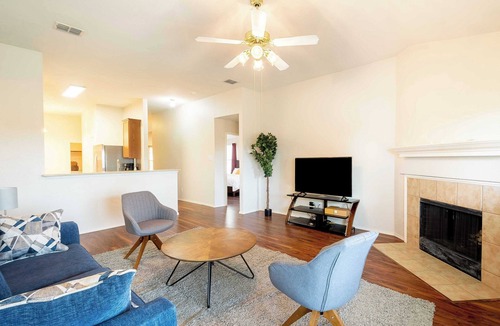 Denton House | Comfortable 4BR Retreat｜Private Yard｜Near Nature Trails, Lakes & Parks #41174