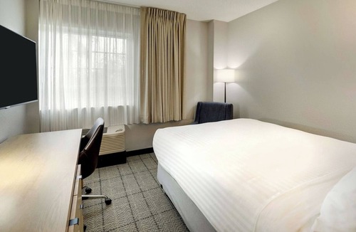 Doral Hotel | Comfortable 4BR Units | Gym, Pool, Shuttle, BBQ, Pets Allowed