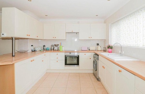 Manningtree House | Comfortable 5-bedroom bungalow with hot tub