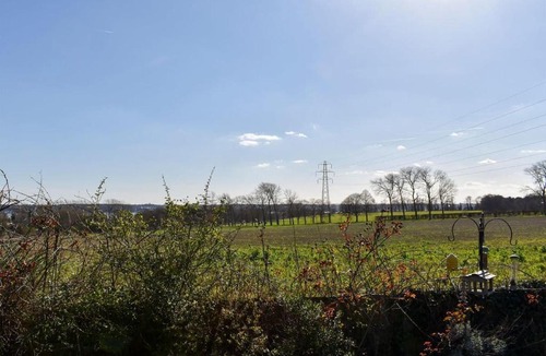 Manningtree House | Comfortable 5-bedroom bungalow with hot tub