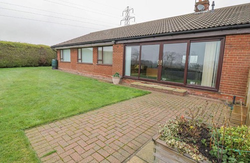 Manningtree House | Comfortable 5-bedroom bungalow with hot tub