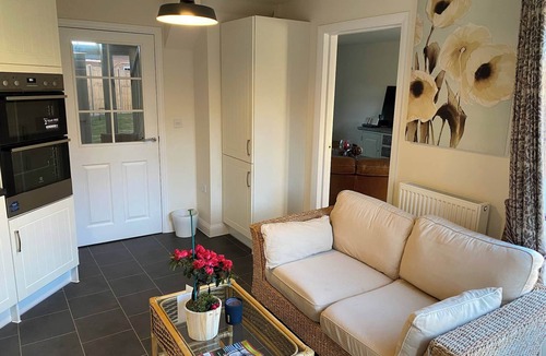 Grantham House | Comfortable 5 - Guest Abode - In Quiet Village