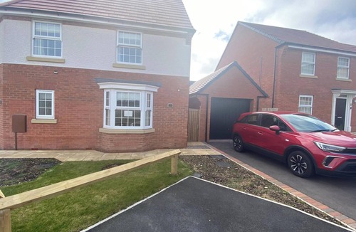 Grantham House | Comfortable 5 - Guest Abode - In Quiet Village