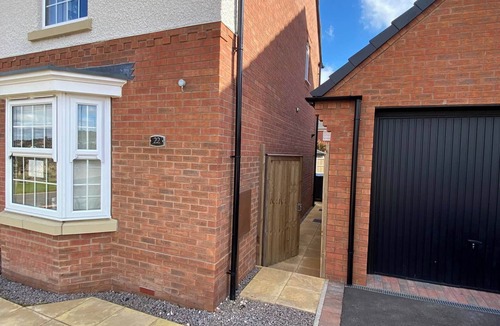 Grantham House | Comfortable 5 - Guest Abode - In Quiet Village