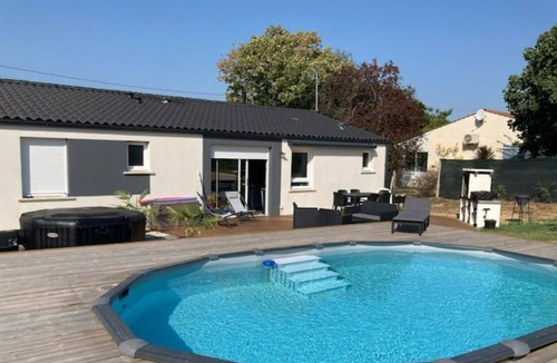 Meursac Apartment | Comfortable accommodation for 6 people