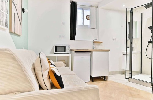 Quartier de la Plaine-de-Monceaux Apartment | Comfortable air-conditioned studio apartment – close to the subway