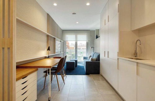 el Camp d'en Grassot i Gracia Nova Apartment | Comfortable and practical studio with outdoor balcony.