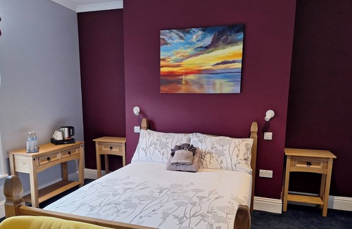 Cranleigh House | Comfortable and Spacious Double En-suite Room