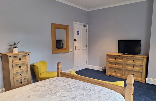 Cranleigh House | Comfortable and Spacious Double En-suite Room