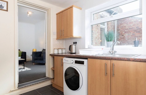 Newcastle-upon-Tyne Apartment | Comfortable and spacious home. FREE Parking.