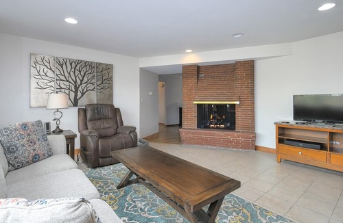 Northwest Vancouver House | Comfortable and Spacious Pet-Friendly Home W/Hot Tub