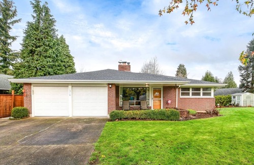 Northwest Vancouver House | Comfortable and Spacious Pet-Friendly Home W/Hot Tub