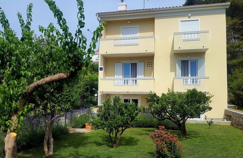 Banjol Apartment | Comfortable and spacious apartment with terrace Rab (A-12383-a)