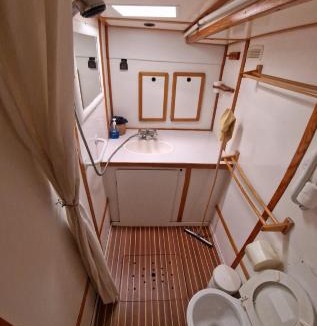 Marigot Boat Rental | Comfortable and spacious sailboat