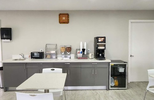 Wharton Hotel | Comfortable and Suiting Stay! Free Breakfast and Parking!