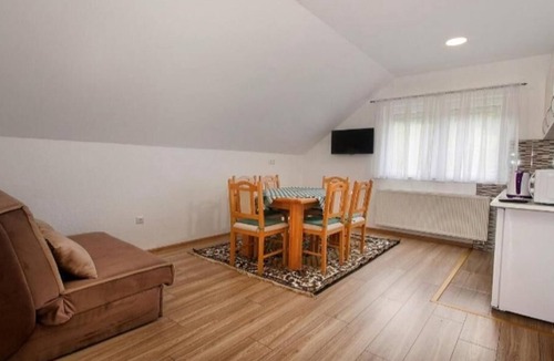 Dreznik Grad Apartment | Comfortable apartment near Plitvice Lakes with terrace and garage.