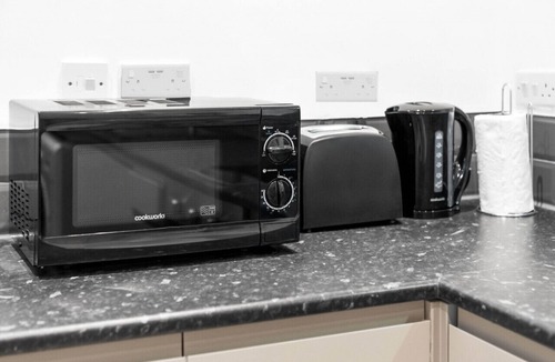 Cradley Apartment | Comfortable Apartment * Netflix & Wifi *