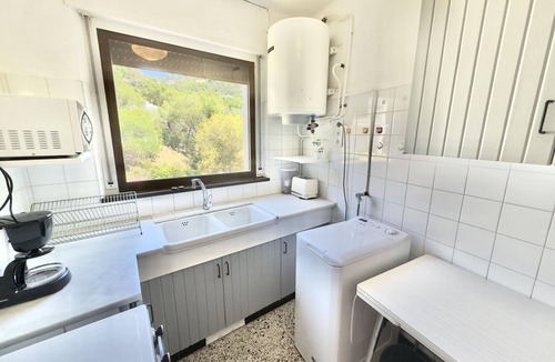 Almadraba-Canyelles Apartment | Comfortable apartment 140m from the beach with air conditioning and terrace