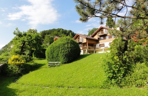 Ruetli Apartment | Comfortable apartment in a unique location directly above Lake Lucerne