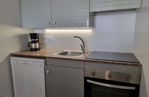 Pedrinya Apartment | Comfortable apartment with terrace, central, near the beach