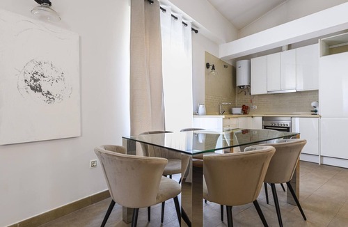 El Pilar Apartment | Comfortable Apartment with Terrace in Central Valencia