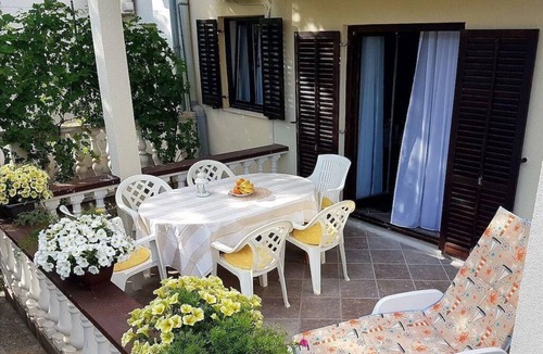 Nin House | Comfortable apartment near the sand beach