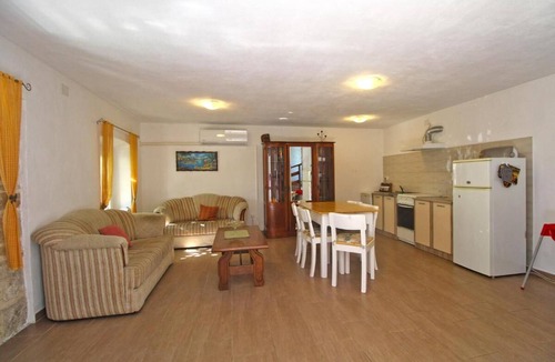 Valtura House | Comfortable apartment with pool and garden