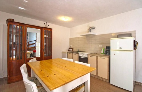 Valtura House | Comfortable apartment with pool and garden